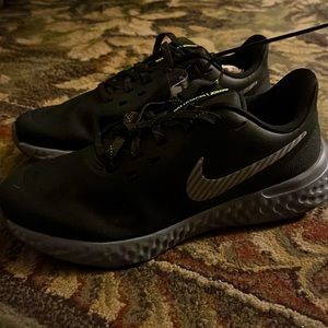 NIKE REVOLUTION SIZE 4Y